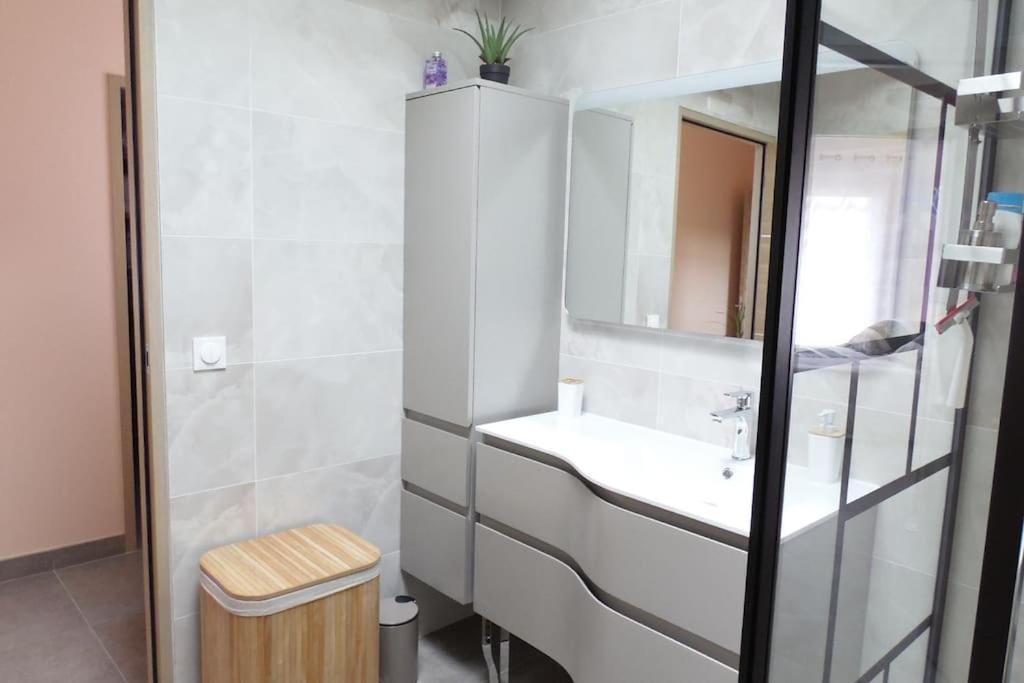 O Chris: Spacious Marseille Retreat With Terraces And