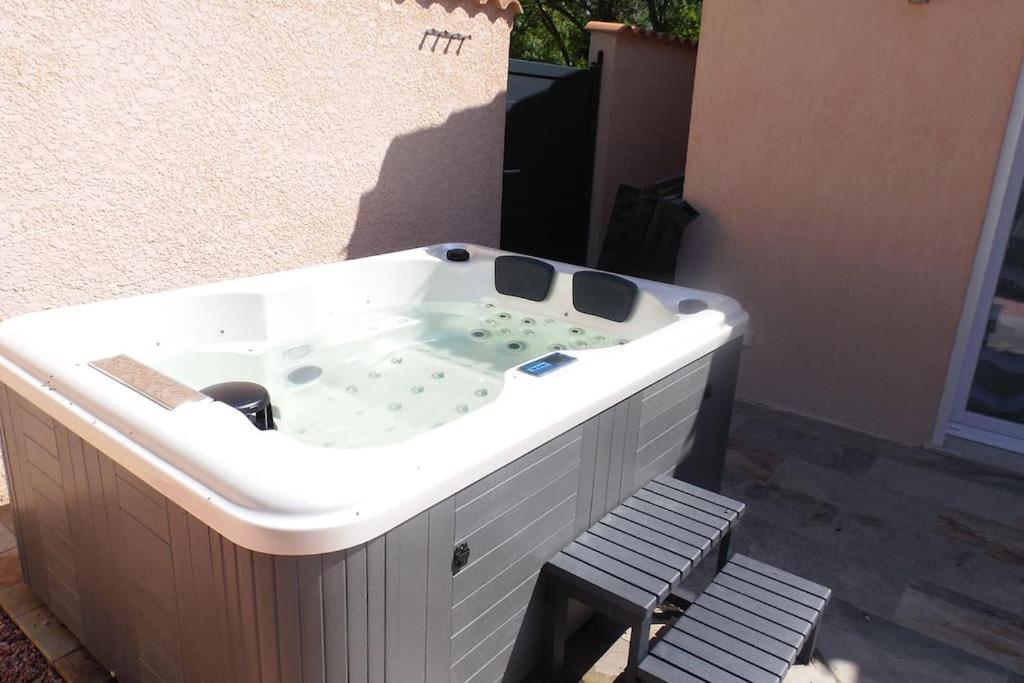 O Chris: Spacious Marseille Retreat With Terraces And