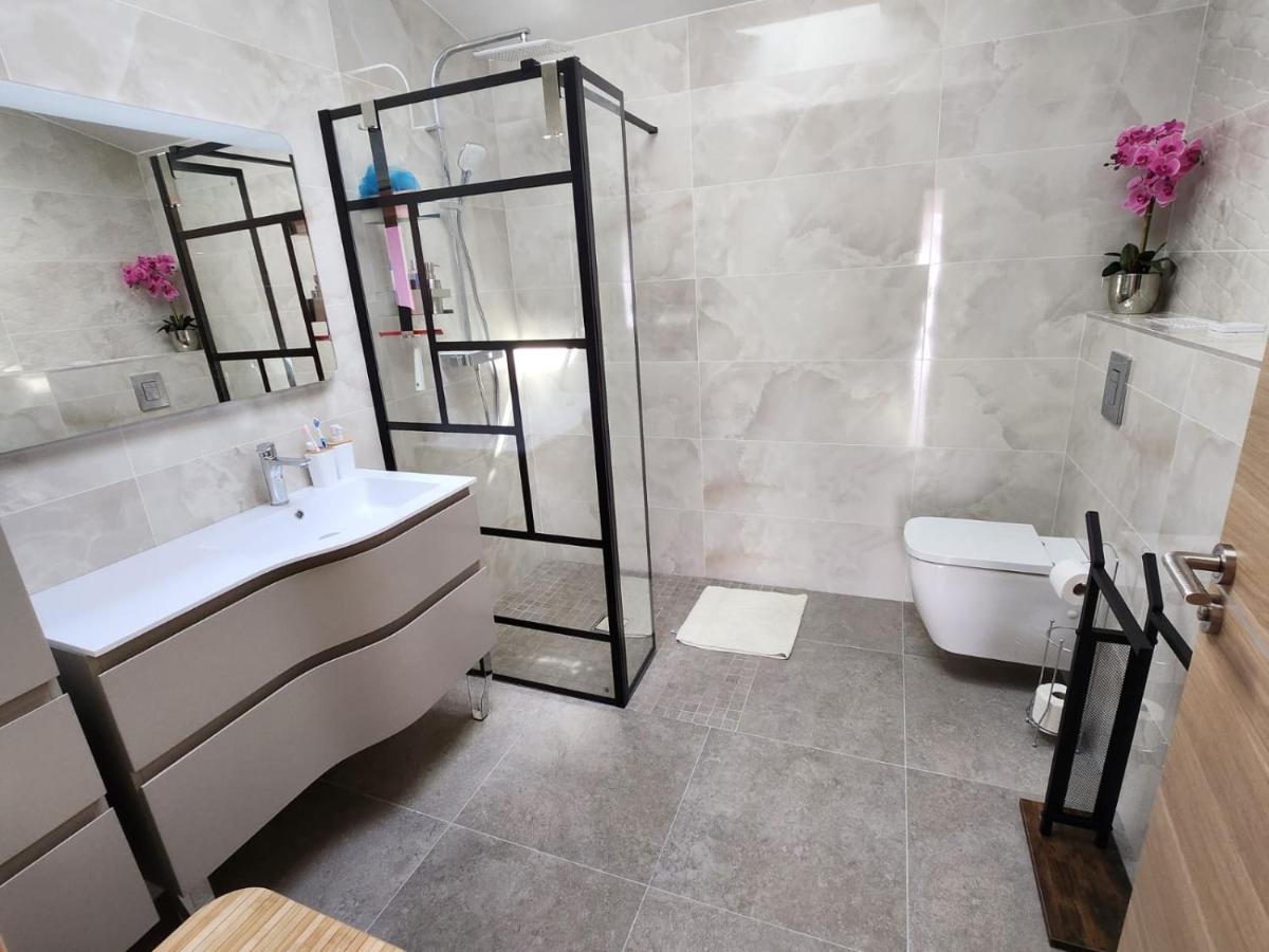 O Chris: Spacious Marseille Retreat With Terraces And * Saint-Victoret